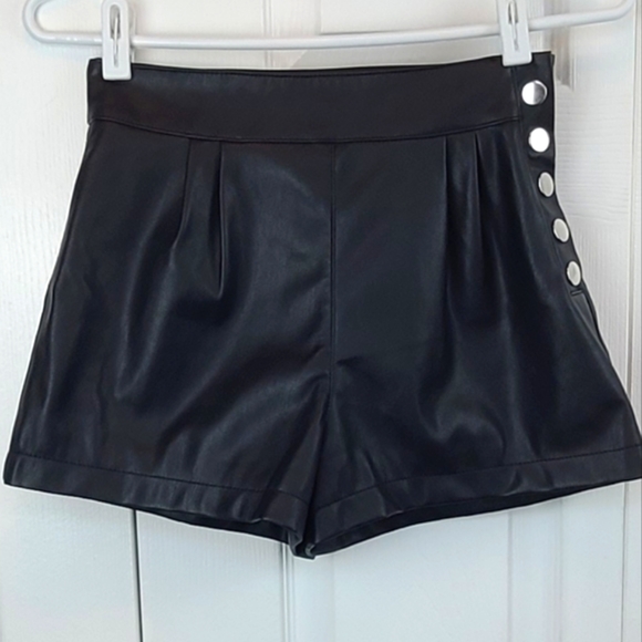 NWOT ☆ Forever 21 Faux Leather Shorts Size XS - Picture 1 of 5
